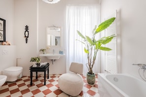 Shower, hair dryer, bidet, towels - The Frescoed Tale, A Charming 3 Bedrooms Apartment (Lucca)