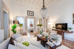 TV - The Frescoed Tale, A Charming 3 Bedrooms Apartment (Lucca)