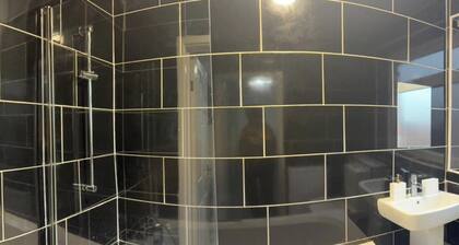 Bungalow - Sleeps 2 - Parking - Garden