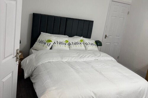 Ground Floor Property - Sleeps 2 - Parking - Garden