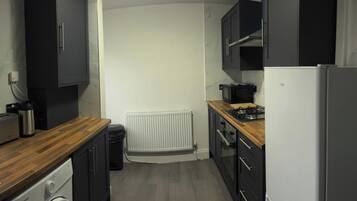 冷蔵庫、電子レンジ、オーブン、コンロ