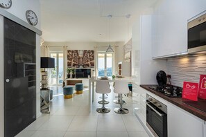 Huoneisto, 1 keskisuuri parisänky, merinäköala | Yksityinen keittiö | Jääkaappi, mikroaaltouuni, uuni, liesi