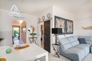 Huoneisto, 1 keskisuuri parisänky, merinäköala | Oleskelualue