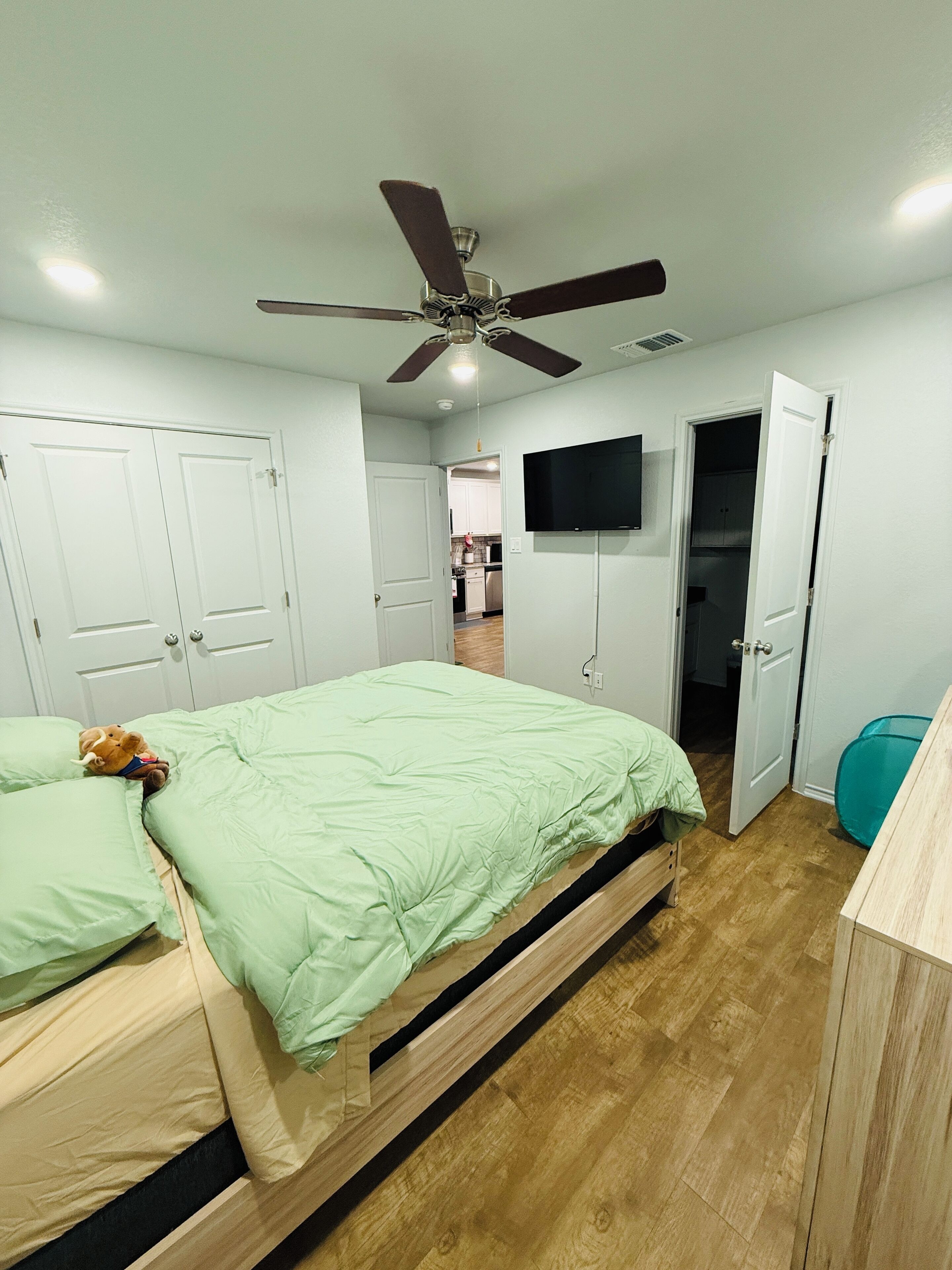 3 bedrooms, desk, iron/ironing board, free WiFi