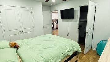 3 bedrooms, desk, iron/ironing board, free WiFi