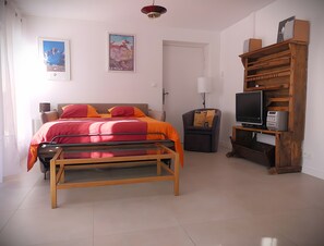 2 makuuhuonetta, silitysrauta/-lauta, Wi-Fi, vuodevaatteet