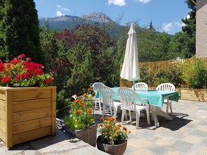Outdoor dining - Au fil du Réguinier – Seasonal Rental Cottage (Briançon)
