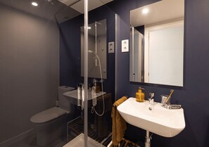 Studio, Nichtraucher | Badezimmer | Dusche, Handtücher, Toilettenpapier