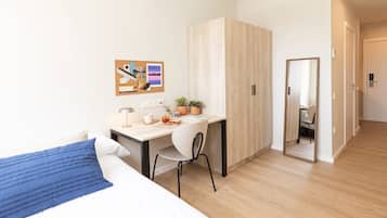 Estudio, no fumadores | Escritorio y espacio para trabajar con un portátil