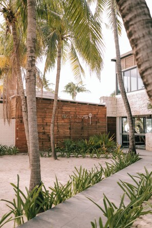 Property grounds - Wake up to turquoise waters at Isla Bliss 🌴 — a luxury 3-bedroom oceanfront condo just minutes from Isla Mujeres’ best dining and beaches. Enjoy a 90" Smart TV, stunning views, fast WiFi, and easy self-check-in for the perfect island escape. 🌊✨ (Isla Mujeres)