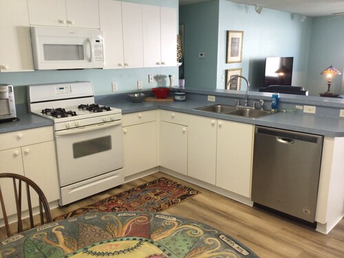 Live the Villages lifestyle in  this 2 bedroom beauty