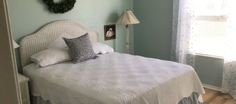 Live the Villages lifestyle in  this 2 bedroom beauty