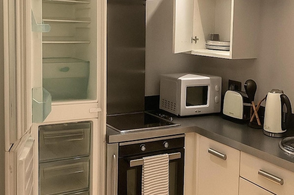 Fridge, microwave, oven, stovetop - Apt - Sleeps 2 - Parking - Station Close (Manchester)