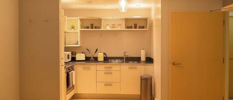 Réfrigérateur, micro-ondes, four, plaque de cuisson