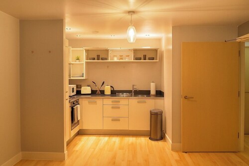 Apt - Sleeps 2 - Parking - Station Close