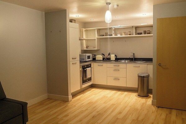 Refrigerador, microondas, horno, placa de cocina