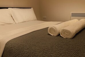 1 bedroom, iron/ironing board, bed sheets - Apt - Sleeps 2 - Parking - Station Close (Manchester)