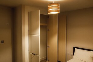 1 habitación, tabla de planchar con plancha y ropa de cama