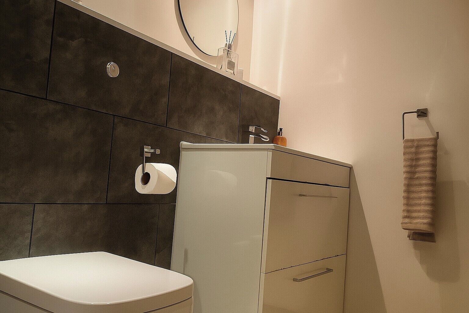 Combined shower/tub, deep soaking tub, hair dryer, towels