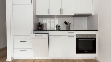 Een koelkast, een oven, een kookplaat, een vaatwasser