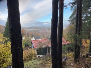 Property grounds - Cozy holiday home with lots of light in quiet beautiful villa area. (lindome)