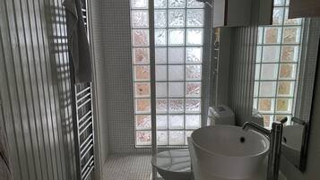 Haartrockner, HandtĂŒcher, Seife, Toilettenpapier