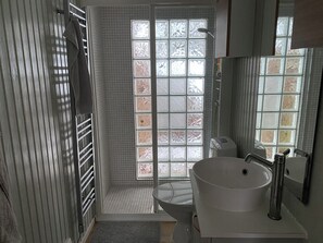 Sèche-cheveux, serviettes fournies, savon, papier toilette