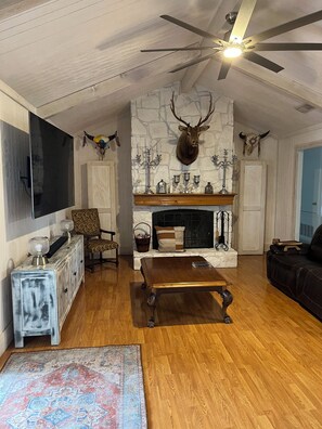 Una televisión, una chimenea