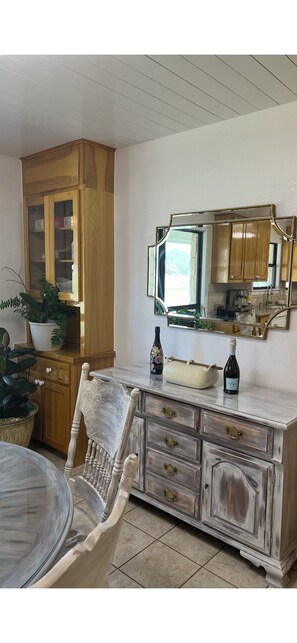 Interior - Relax/ enjoy, expansive sky, hot tub,
pool. Suna, Sunrise/ sunroom (Driftwood)