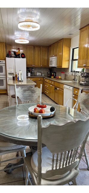 Microondas, horno, placa de cocina y lavavajillas