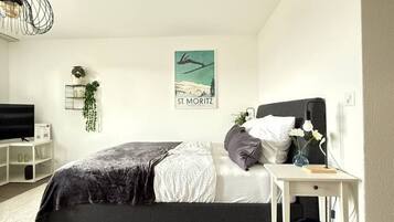 1 bedroom, desk, iron/ironing board, WiFi