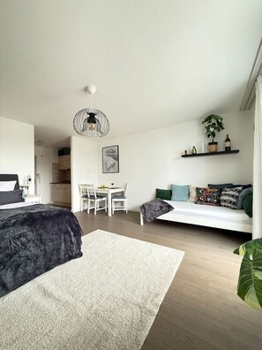 1 dormitorio, escritorio, tabla de planchar con plancha y wifi