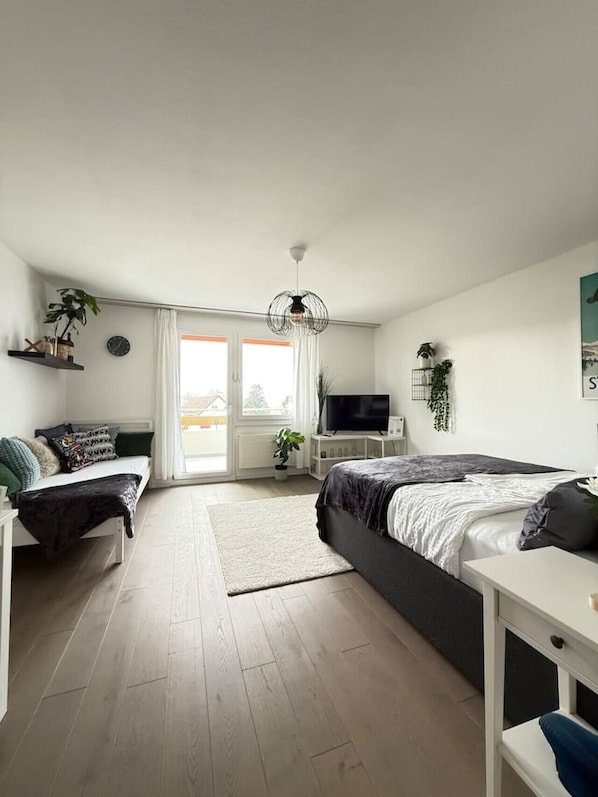 1 dormitorio, escritorio, tabla de planchar con plancha y wifi