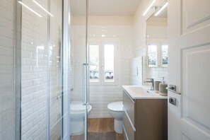 Doccia, asciugacapelli, bidet, asciugamani