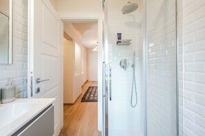 Shower, hair dryer, bidet, towels - Refined penthouse floor apartment opposite Osteria Francescana (Modena)