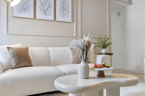 Modern King Suite Near Bayshore + Pool & Gym