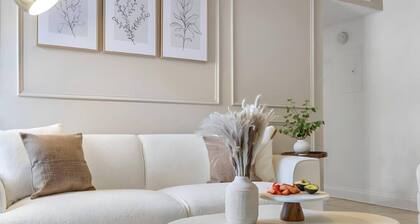 Modern King Suite Near Bayshore + Pool & Gym