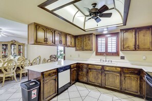 Kjøleskap, mikrobølgeovn, kokeplater og brødrister