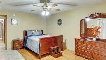 3 habitaciones, escritorio, tabla de planchar con plancha y internet