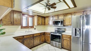 Réfrigérateur, micro-ondes, plaque de cuisson, grille-pain