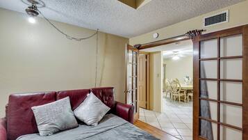 3 bedrooms, desk, iron/ironing board, internet