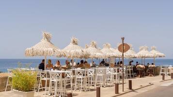 屋外ダイニングエリア