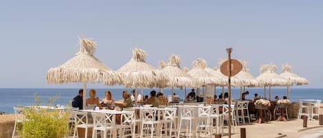 تناول الطعام بالخارج