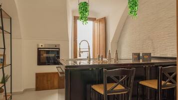 KĂŒhlschrank, Ofen, Herdplatte, Kochgeschirr/Geschirr/Besteck