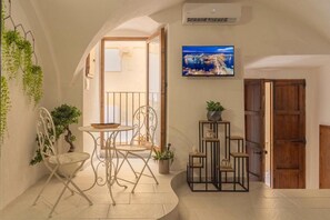 Dining - Apartment 'Romantic Suite' with Wi-Fi and Air Conditioning (Gallipoli)