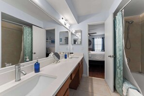 Shower, hair dryer, towels - Jax Beach Pet-Friendly Home, Walk to Beach (Jacksonville Beach)