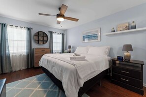 2 bedrooms, desk, iron/ironing board, travel cot - Jax Beach Pet-Friendly Home, Walk to Beach (Jacksonville Beach)