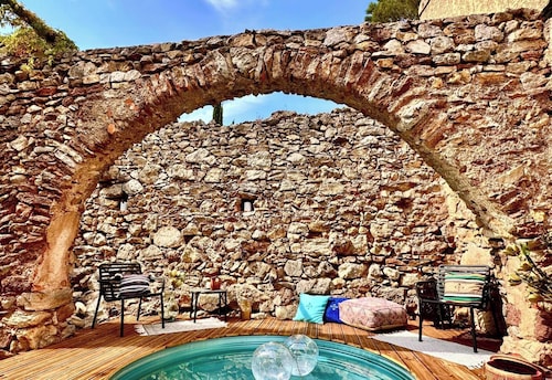 Atelier Aguilar at Refugi Lo Cortals
Peace, nature + southern French lifestyle