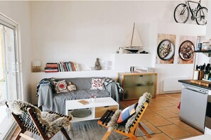 Smart TV, books, stereo, printers - Atelier Aguilar at Refugi Lo Cortals
Peace, nature + southern French lifestyle (Tuchan)
