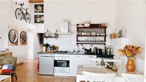 Kaffetrakter/tekoker, kjøleskap, ovn og kokeplater